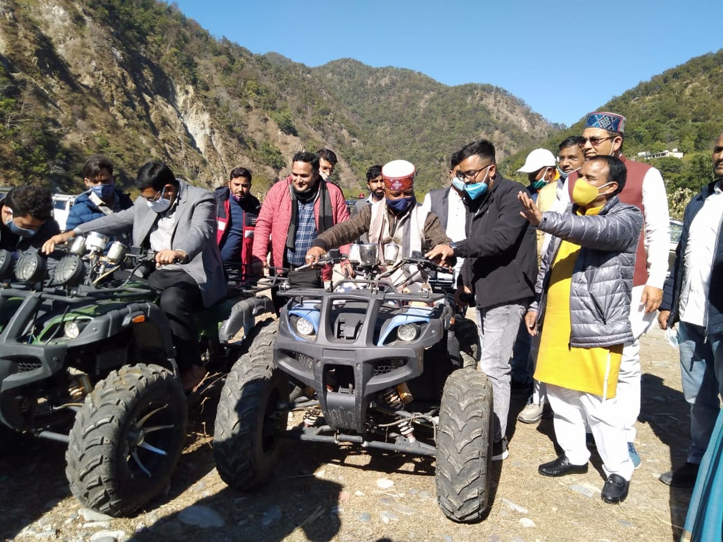 मरचूला एडवेंचर मीट के उद्घाटन अवसर पर बाइक रेसिंग करते पौड़ी के विधायक महेश कोली और लैंसडाउन के व मरचूला एडवेंचर मीट के उद्घाटन अवसर पर बाइक रेसिंग करते पौड़ी के विधायक महेश कोली और लैंसडाउन के व