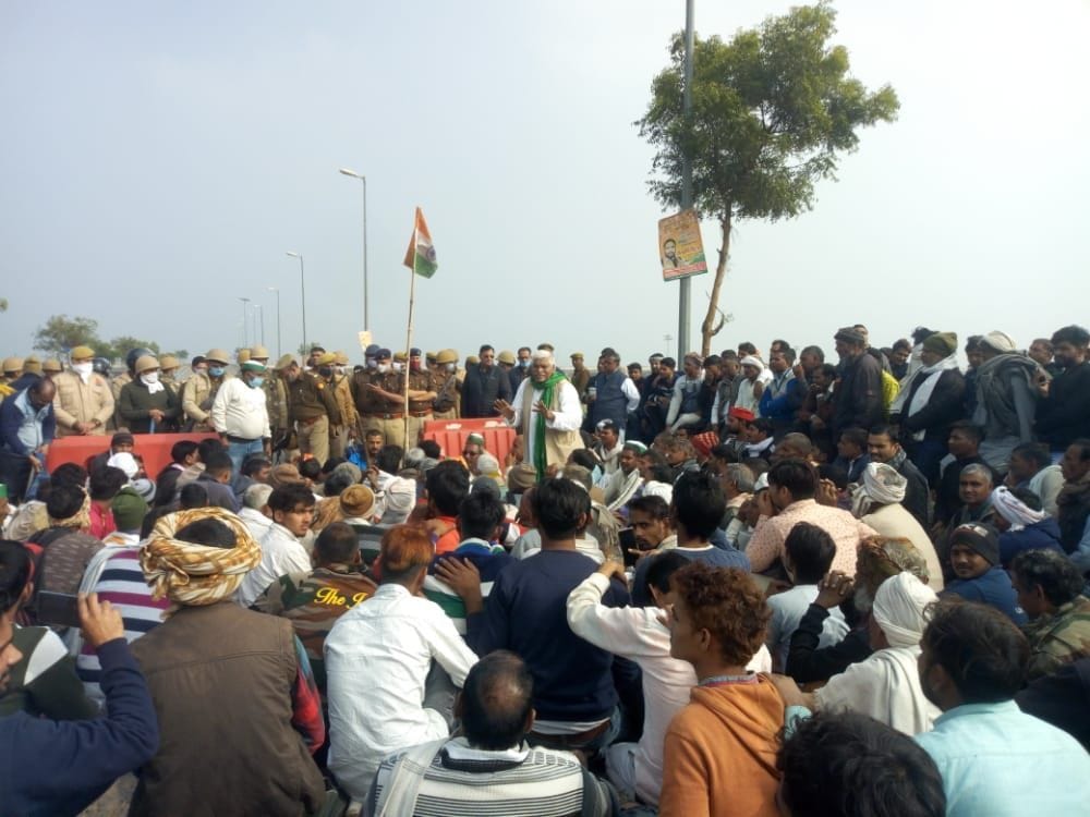 टप्पल इंटरचेंज पर किसानों को संबोधित करते किसान नेता सुंदर सिंह बालियान। टप्पल इंटरचेंज पर किसानों को संबोधित करते किसान नेता सुंदर सिंह बालियान।