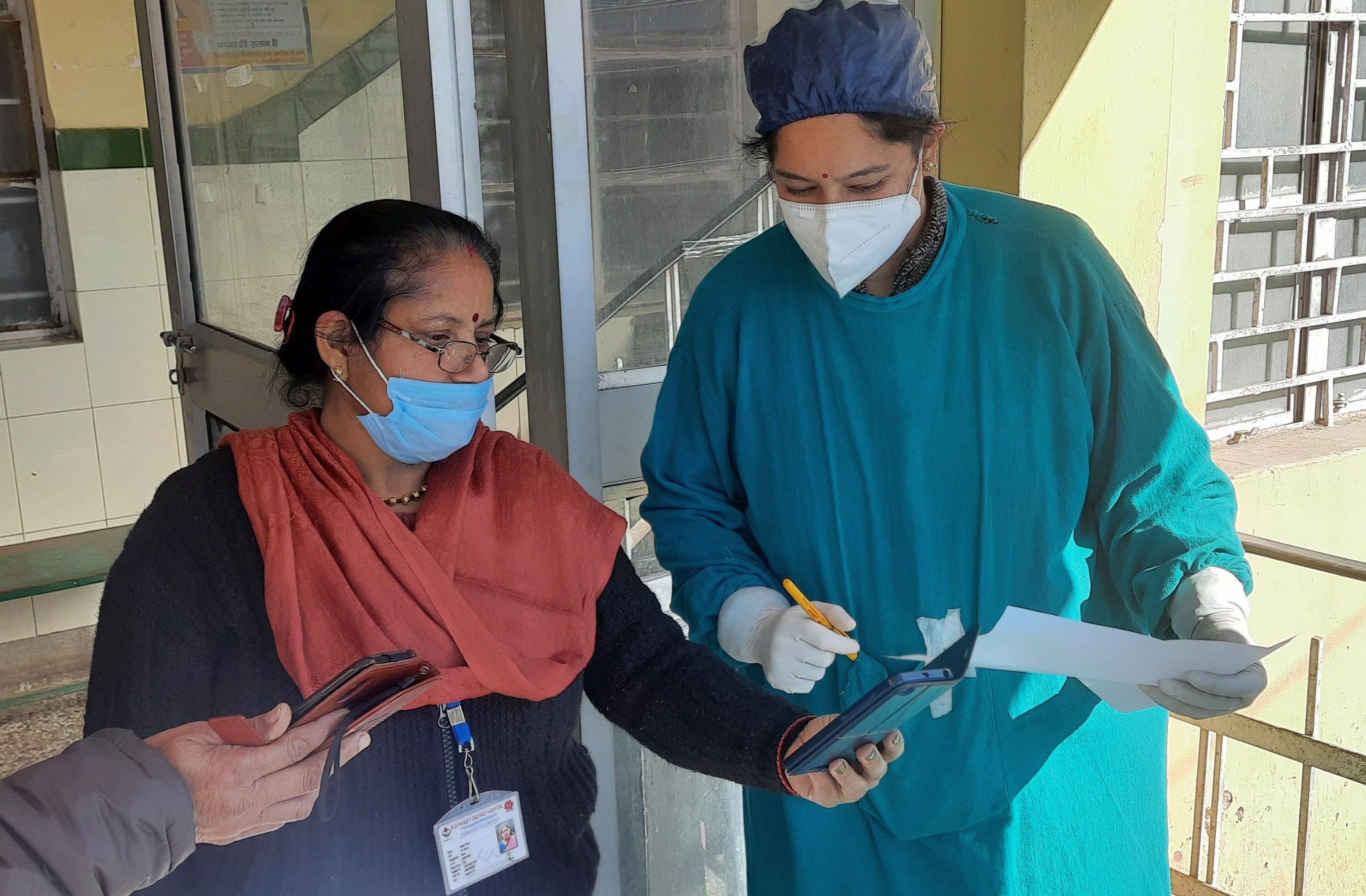 पिथौरागढ़ जिला महिला अस्पताल में टीकाकरण संदेश की मोबाइल में जांच करती महिला स्वास्थ्य कर्मी। पिथौरागढ़ जिला महिला अस्पताल में टीकाकरण संदेश की मोबाइल में जांच करती महिला स्वास्थ्य कर्मी।