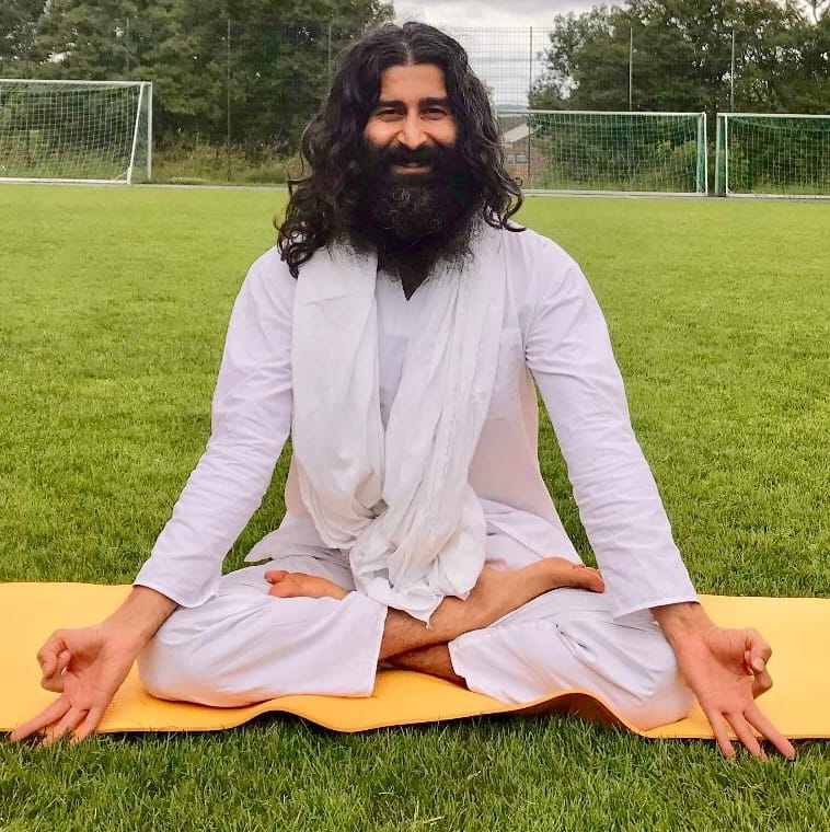 स्विट्जरलैंड में रहने वाले बिजनौर के अंकुर चौधरी उर्फ योगी शिवा खंडा। स्विट्जरलैंड में रहने वाले बिजनौर के अंकुर चौधरी उर्फ योगी शिवा खंडा।