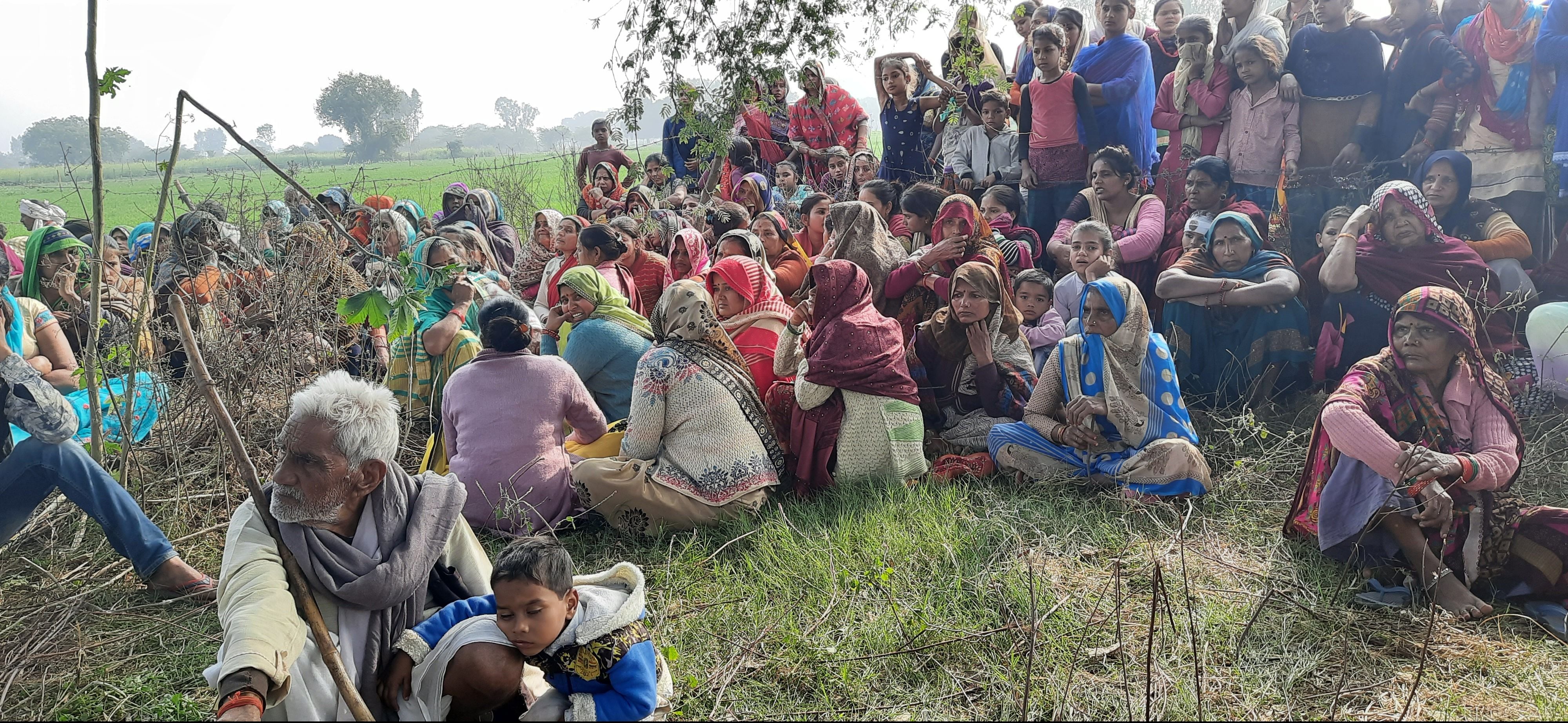घटना स्थल पर मौजूद परिजन व लोग। घटना स्थल पर मौजूद परिजन व लोग।