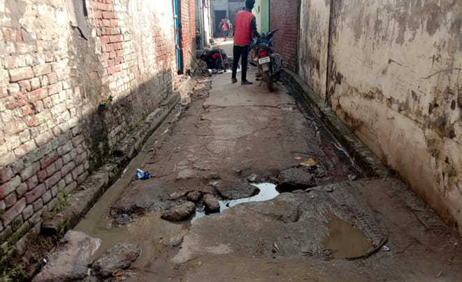 रामगढ़ में टूटी गलियां। रामगढ़ में टूटी गलियां।