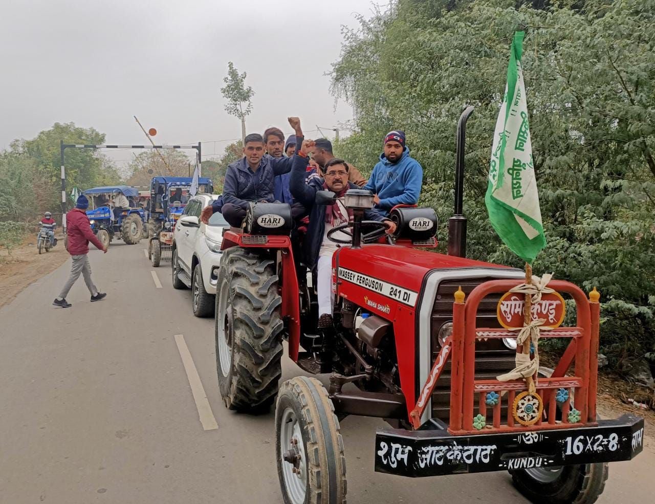 रोहतक से दिल्ली की तरफ ट्रैक्टर पर किसानो के साथ ट्रैक्टर चलाकर जाते महम विधायक बलराज कुंडू। संव?