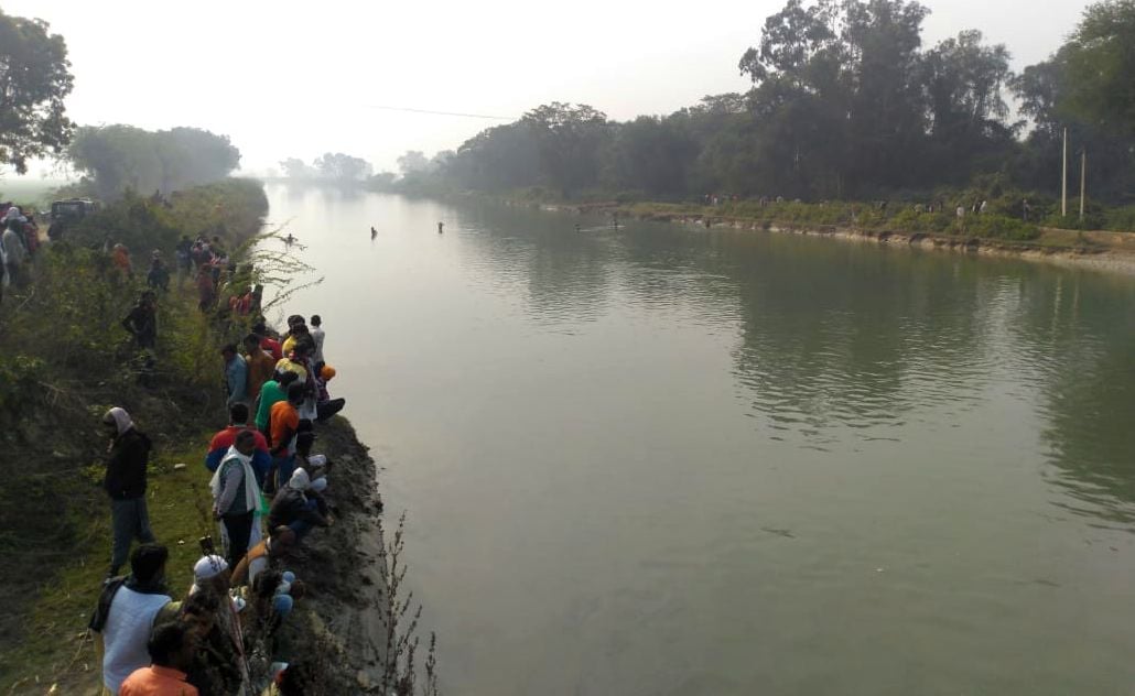 फोटो-28-नहर में चलाए जा रहे तलाशी अभियान को देखते ग्रामीण। संवाद फोटो-28-नहर में चलाए जा रहे तलाशी अभियान को देखते ग्रामीण। संवाद