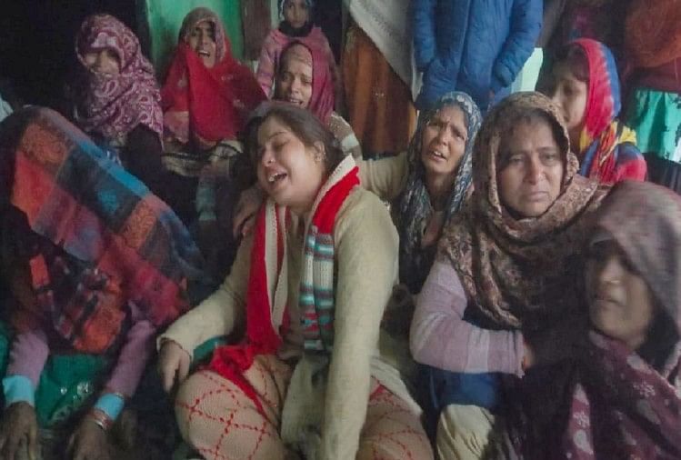 विलाप करते हुए परिजन