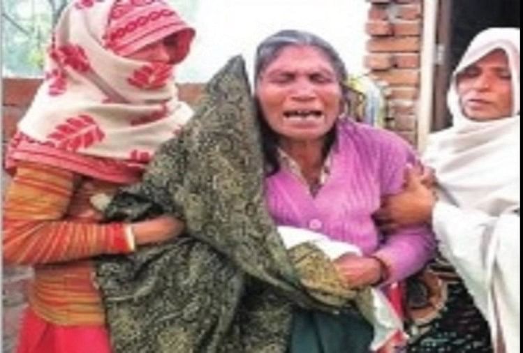 विलाप करते हुए परिजन