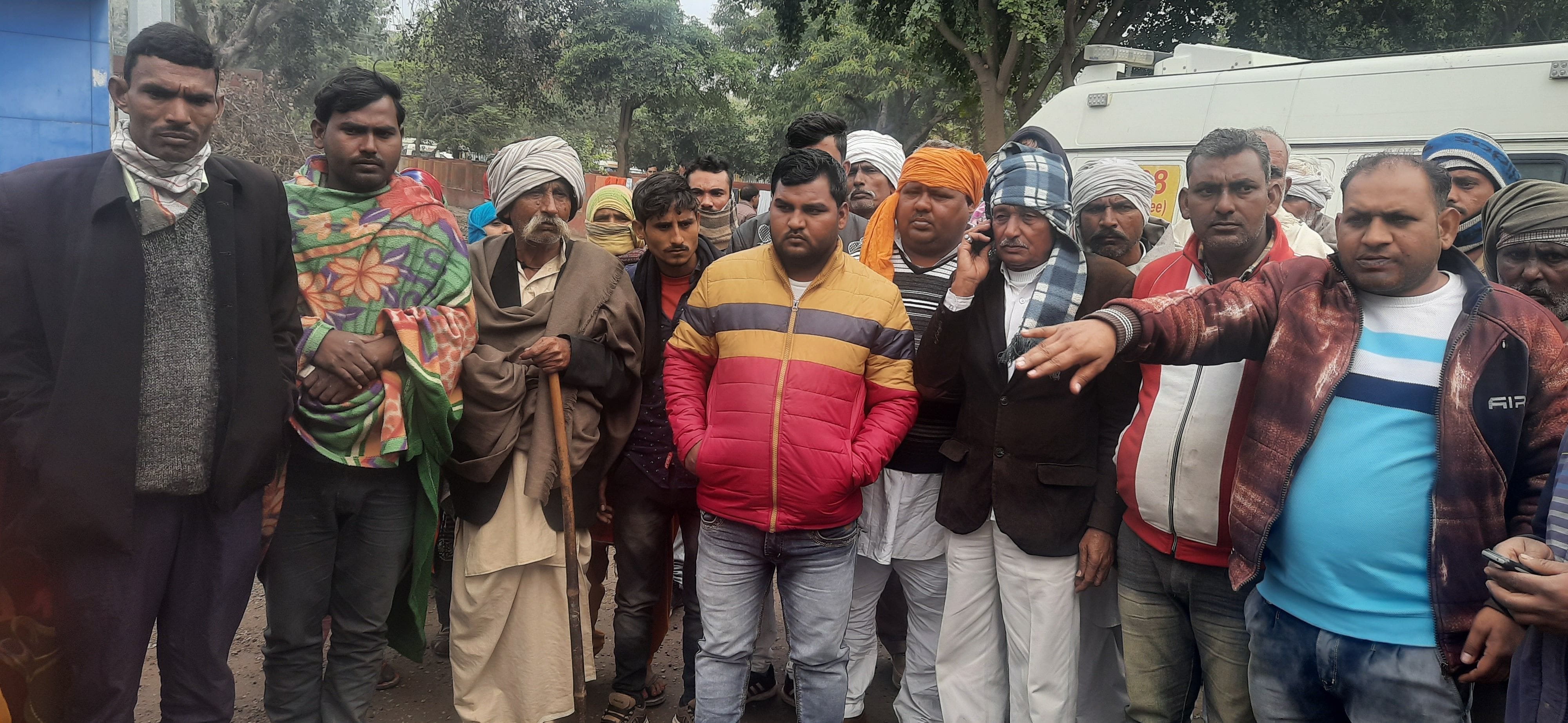 नागरिक अस्पताल में पहुंचे हवा सिंह के परिजन। संवाद नागरिक अस्पताल में पहुंचे हवा सिंह के परिजन। संवाद