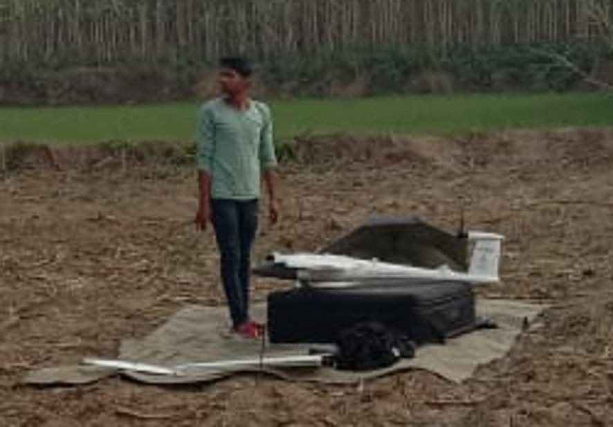 नजीबाबाद के गांव सीकरी में स्वामित्व सर्वे के लिए पहुंचा ड्रोन। नजीबाबाद के गांव सीकरी में स्वामित्व सर्वे के लिए पहुंचा ड्रोन।