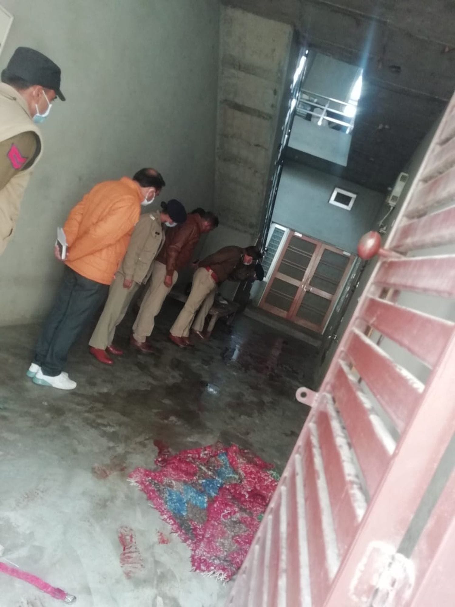 वारदात स्थल पर जांच करते एसपी बलवान सिंह राणा, एएसपी उपासना व अन्य पुलिस कर्मी। वारदात स्थल पर जांच करते एसपी बलवान सिंह राणा, एएसपी उपासना व अन्य पुलिस कर्मी।