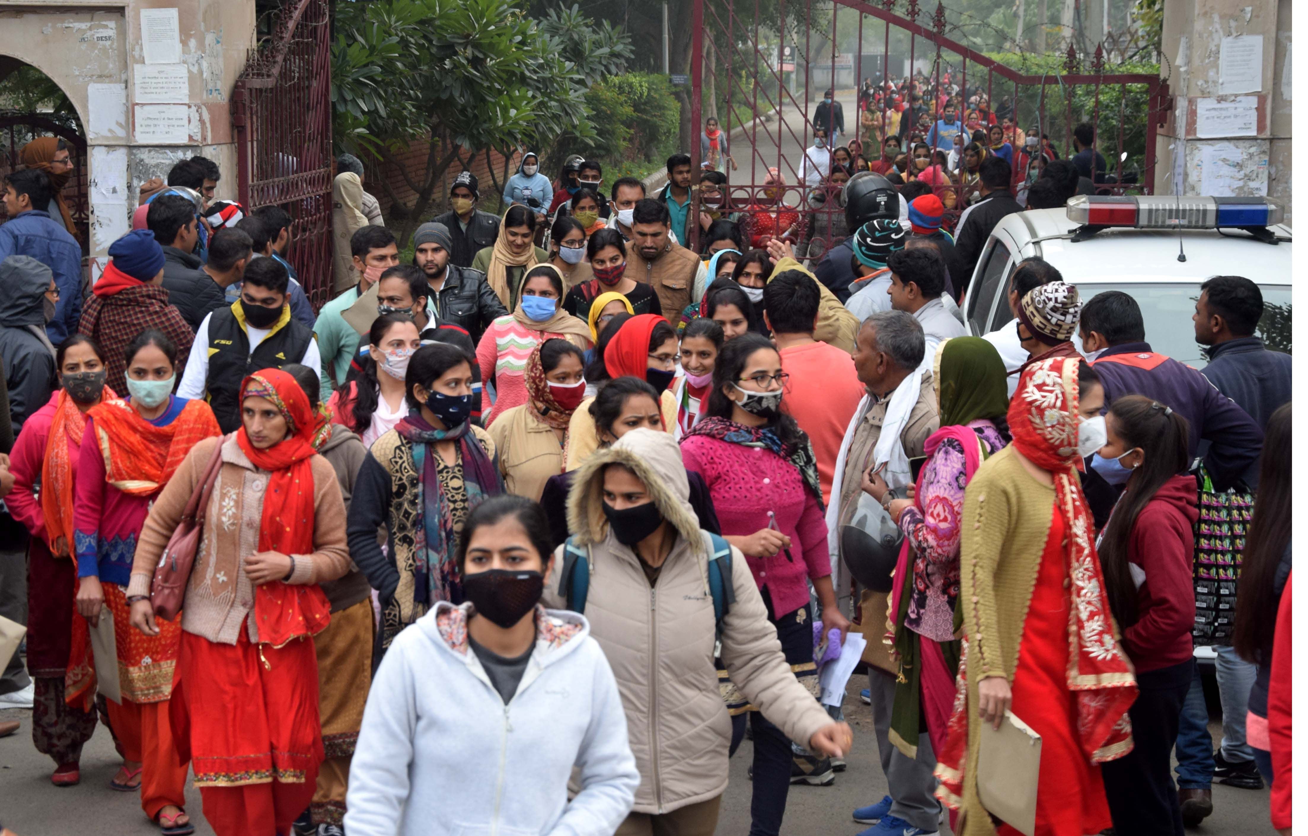 पं नेकीराम राजकीय महाविद्यालय में शनिवार को  ग्राम सचिव की परीक्षा देकर लौटते परीक्षार्थी। अमर ?
