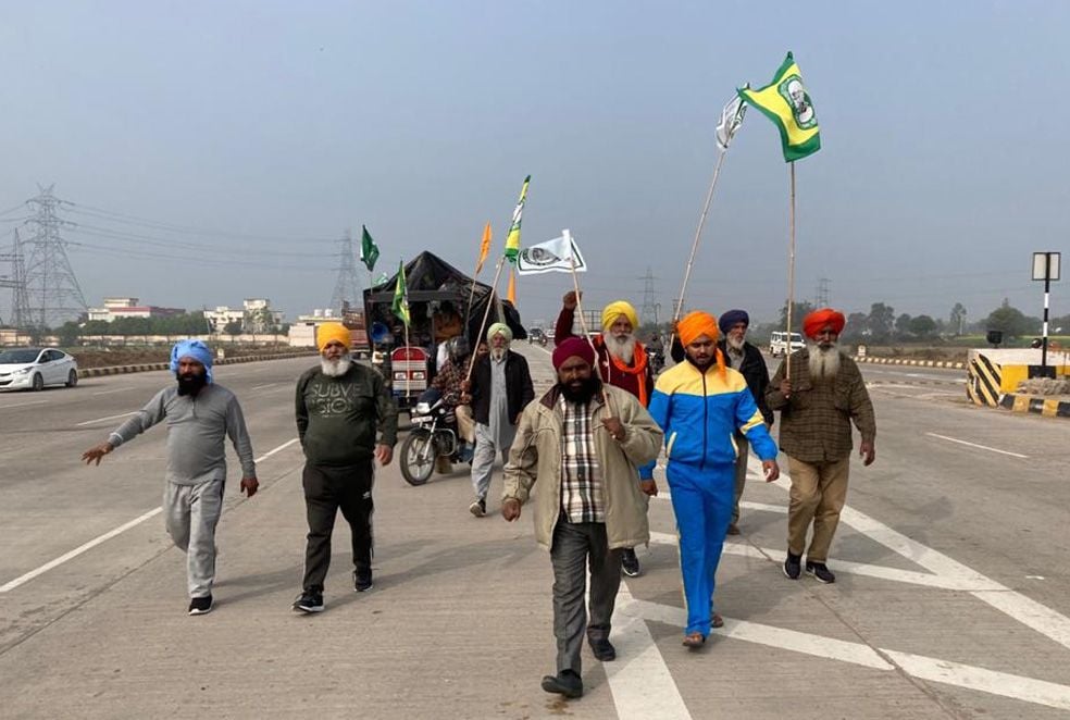 लुधियाना से दिल्ली टिकरी बॉर्डर पर पैदल जत्थे में शामिल किसान। संवाद लुधियाना से दिल्ली टिकरी बॉर्डर पर पैदल जत्थे में शामिल किसान। संवाद