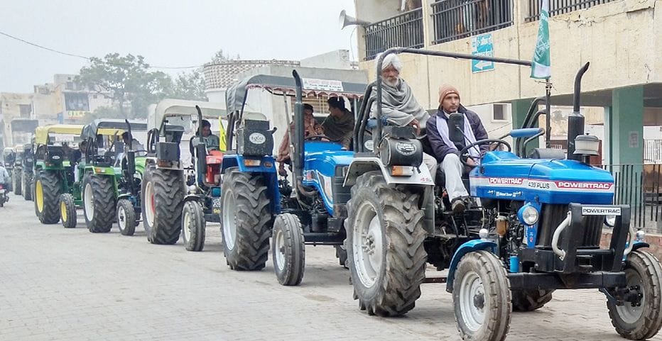 उचाना कलां के किसान ट्रैक्टर यात्रा में शामिल होने के लिए ट्रैक्टरों के काफिले के साथ जाते हुए। ? उचाना कलां के किसान ट्रैक्टर यात्रा में शामिल होने के लिए ट्रैक्टरों के काफिले के साथ जाते हुए। ?