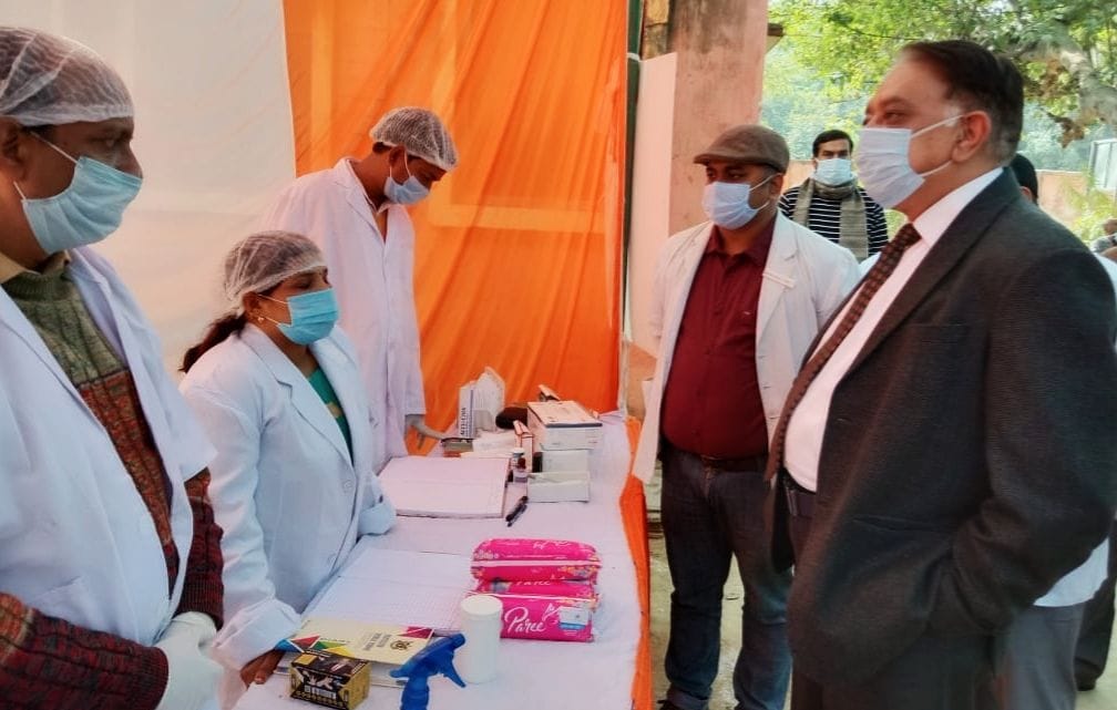 फोटो-43-उधरनपुर पीएचसी में काउंटर पर जानकारी लेते परिवार कल्याण विभाग के महानिदेशक डॉ. राकेश दुबे? फोटो-43-उधरनपुर पीएचसी में काउंटर पर जानकारी लेते परिवार कल्याण विभाग के महानिदेशक डॉ. राकेश दुबे?