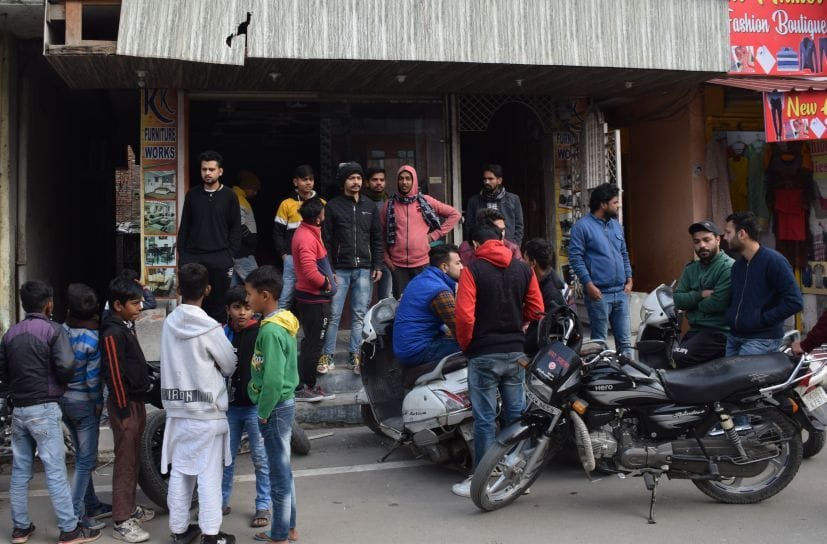 रुद्रपुर में फर्नीचर की दुकान के बाहर तोड़फोड़ के बाद लगी भीड़। रुद्रपुर में फर्नीचर की दुकान के बाहर तोड़फोड़ के बाद लगी भीड़।