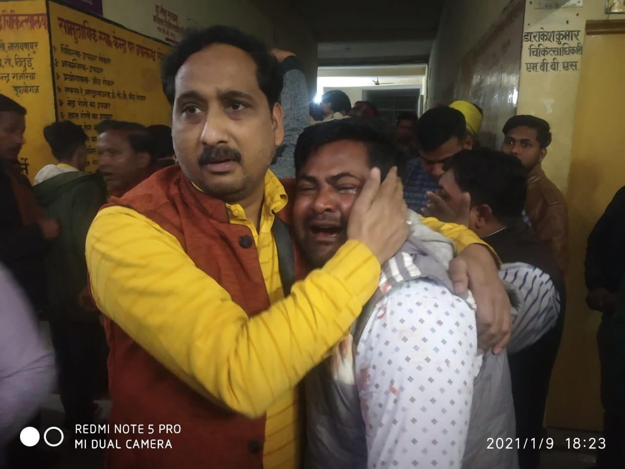 पट्टी के रायपुर रोड पर बदमाशों की गोली से मृत सर्राफा व्यापारी के बिलखते परिजन।