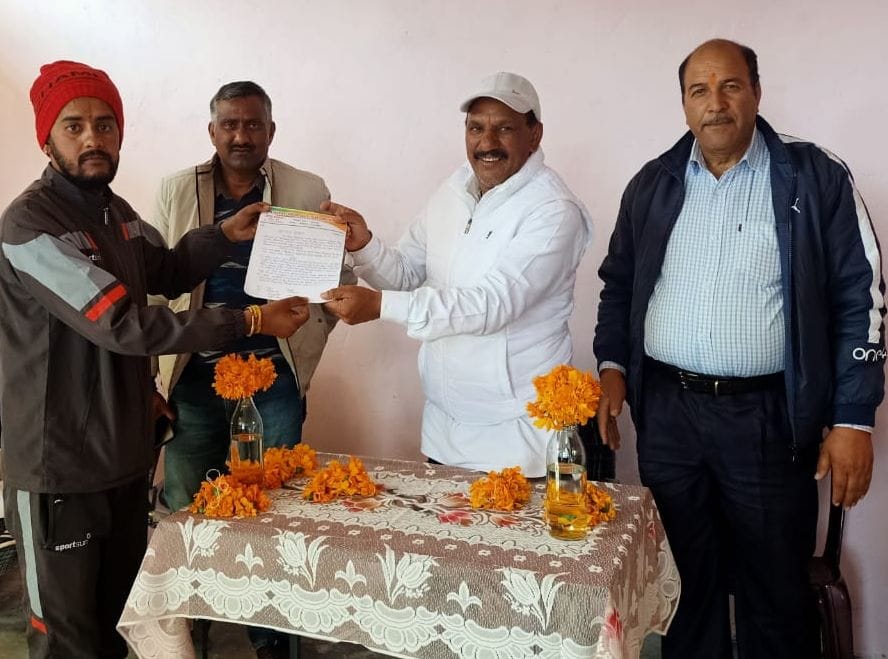 बाराकोट-रामेश्वर मोटर मार्ग में डामरीकरण की मांग को लेकर विधायक पूरन फर्त्याल को ज्ञापन सौंपते ? बाराकोट-रामेश्वर मोटर मार्ग में डामरीकरण की मांग को लेकर विधायक पूरन फर्त्याल को ज्ञापन सौंपते ?