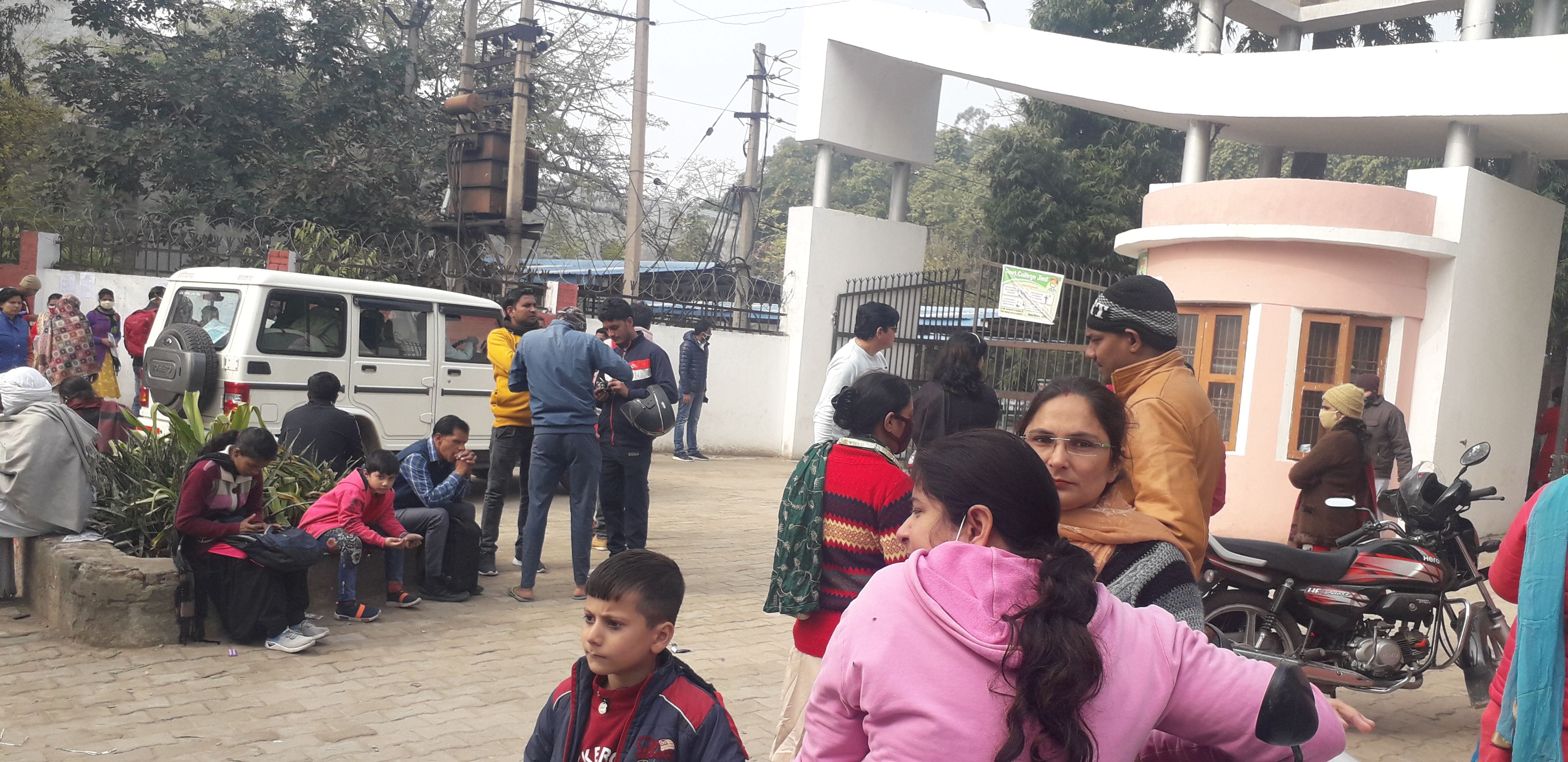 परीक्षा केंद्र के बाहर मौजूद परीक्षार्थियों की भीड़। संवाद। परीक्षा केंद्र के बाहर मौजूद परीक्षार्थियों की भीड़। संवाद।