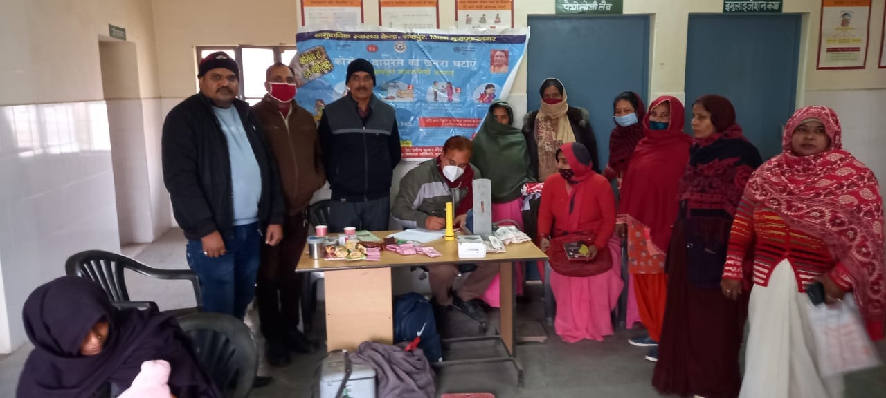 शाहपुर में प्राथमिक स्वास्थ्य केंद्र पर लगे आरोग्य स्वास्थ्य मेले में मरीजो की जांच करते चिकित् शाहपुर में प्राथमिक स्वास्थ्य केंद्र पर लगे आरोग्य स्वास्थ्य मेले में मरीजो की जांच करते चिकित्