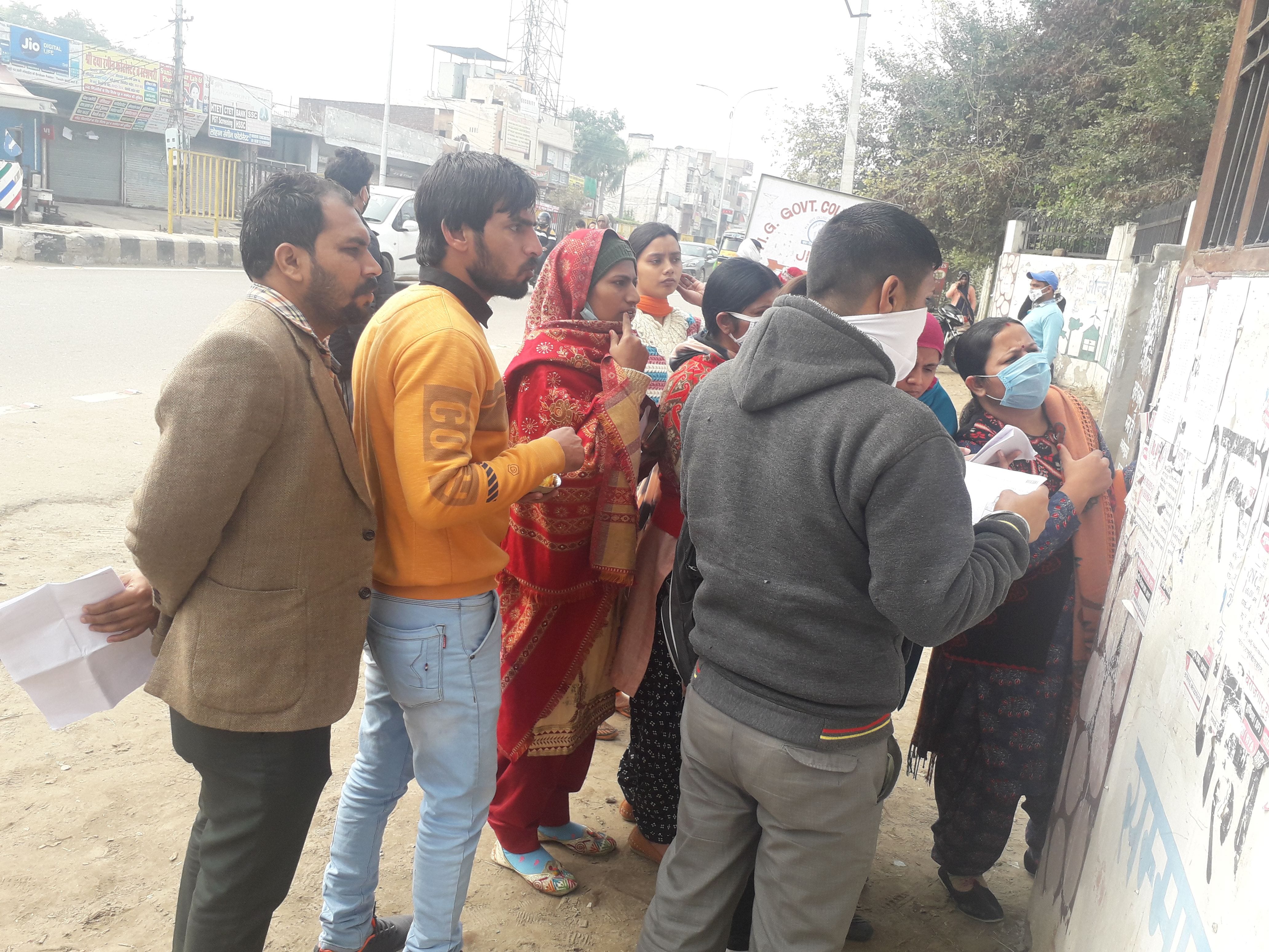 राजकीय महिला कॉलेज के बाहर अपना रोल नंबर देखते परीक्षार्थी। संवाद राजकीय महिला कॉलेज के बाहर अपना रोल नंबर देखते परीक्षार्थी। संवाद