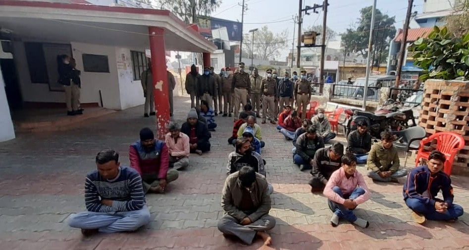 हाथरस : कोतवाली हाथरस गेट पुलिस की गिरफ्त में सट्टा कारोबार के आरोपी। हाथरस : कोतवाली हाथरस गेट पुलिस की गिरफ्त में सट्टा कारोबार के आरोपी।