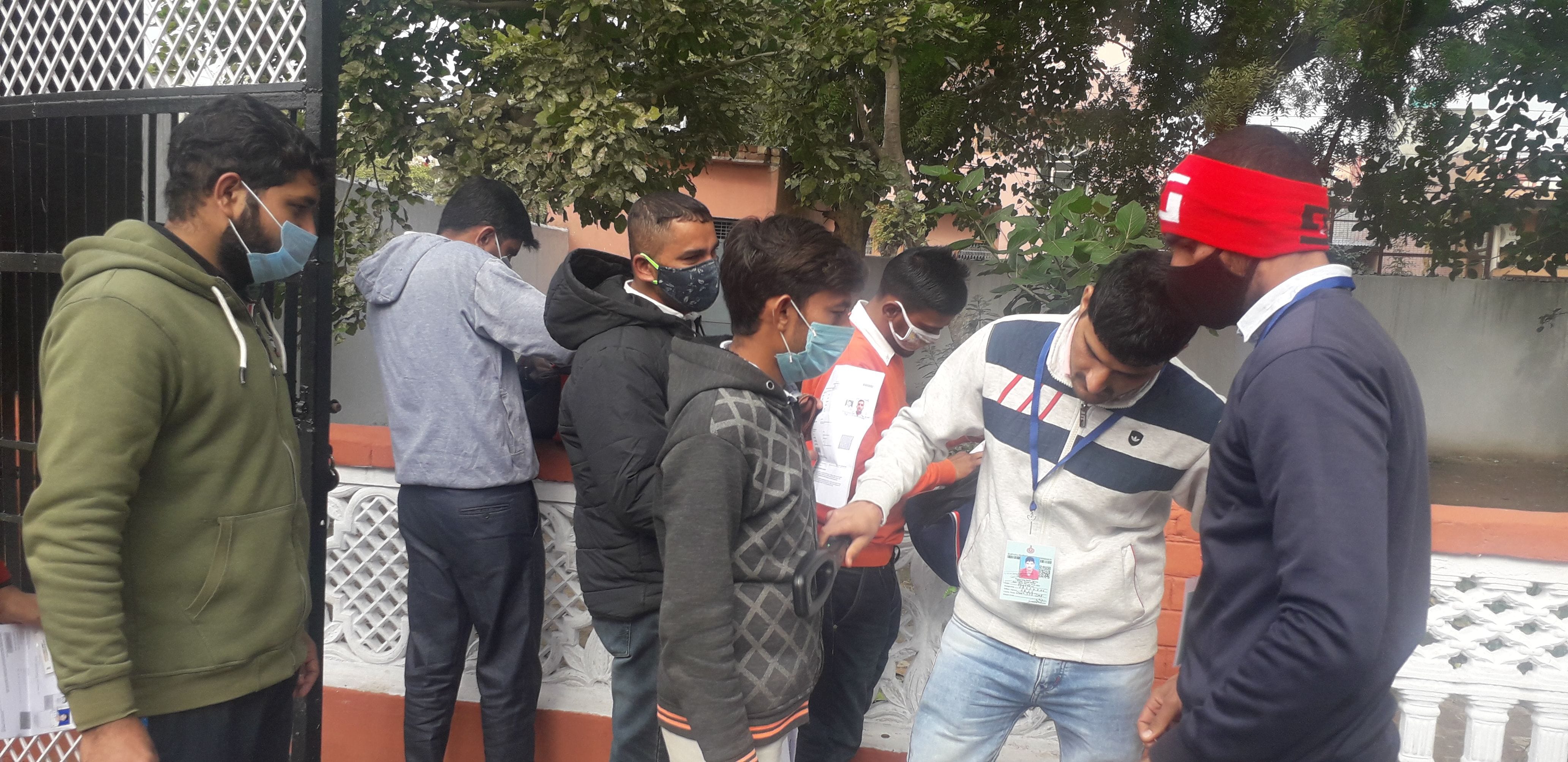 डिफेंस कॉलोनी स्थित राजकीय वरिष्ठ माध्यमिक विद्यालय में प्रवेश से पहले परीक्षार्थियों की जांच डिफेंस कॉलोनी स्थित राजकीय वरिष्ठ माध्यमिक विद्यालय में प्रवेश से पहले परीक्षार्थियों की जांच