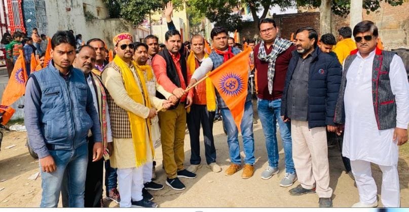 कचौरा के श्रीकृष्ण देवालय में राम जन्मभूमि धन संग्रह जागरूकता पदयात्रा को रवाना करते मुकेश चौहा कचौरा के श्रीकृष्ण देवालय में राम जन्मभूमि धन संग्रह जागरूकता पदयात्रा को रवाना करते मुकेश चौहा