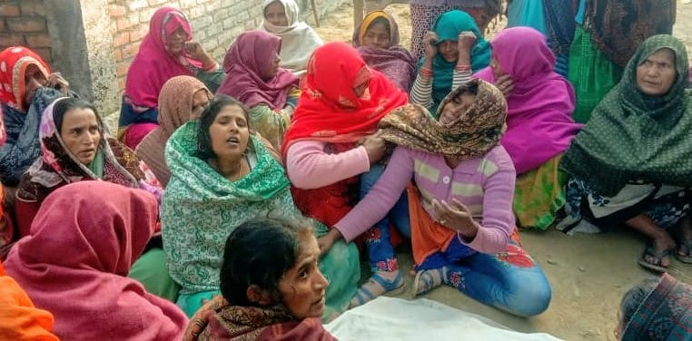 अरविंद के रोते-बिलखते परिजन। अरविंद के रोते-बिलखते परिजन।