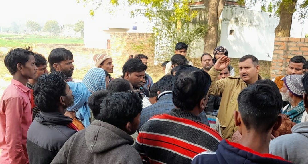 आक्रोशित ग्रामीणों व परिजनों को समझाते पुलिसकर्मी। आक्रोशित ग्रामीणों व परिजनों को समझाते पुलिसकर्मी।