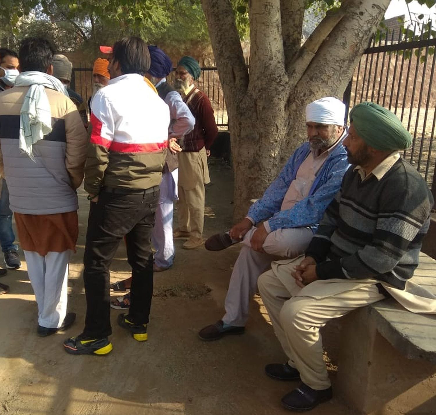 नागरिक अस्पताल के शवगृह के बाहर बैठे मृतक हवालाती बंदी चंरणजीत के परिजन।