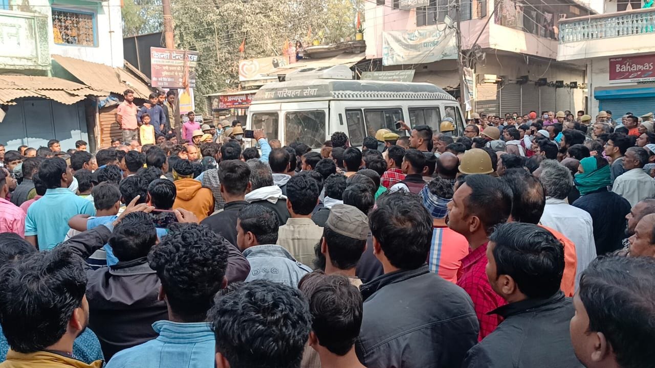 पट्टी में बदमाशों की गोली से मृत सर्राफा व्यापारी का शव बाजार में पहुंचने पर जुटी भीड़। पट्टी में बदमाशों की गोली से मृत सर्राफा व्यापारी का शव बाजार में पहुंचने पर जुटी भीड़।