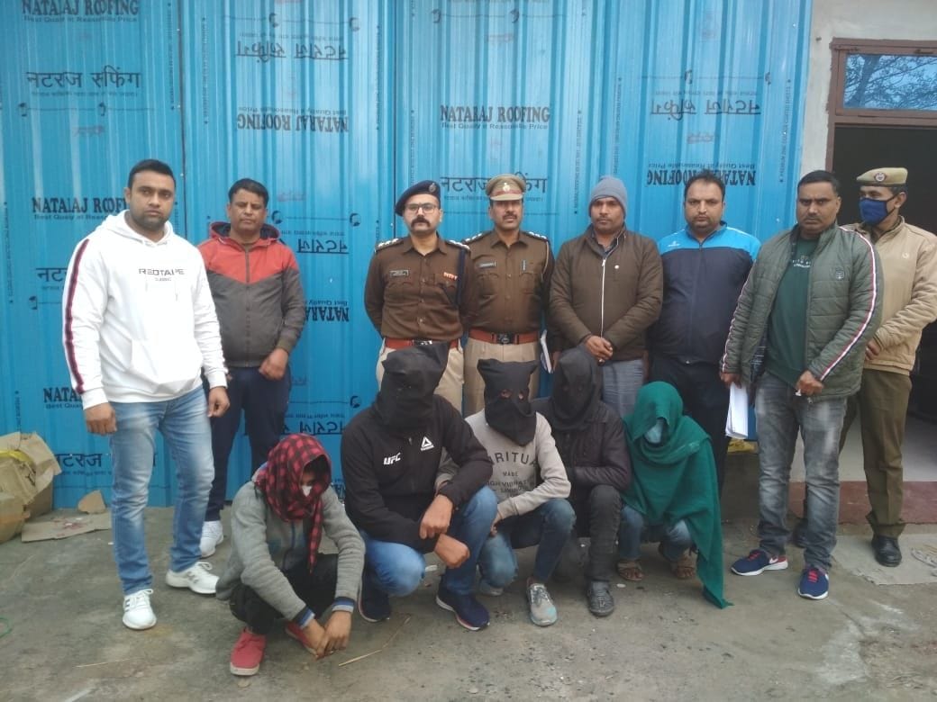 गिरफ्तार किए गए आरोपियों के साथ पुलिस। संवाद गिरफ्तार किए गए आरोपियों के साथ पुलिस। संवाद