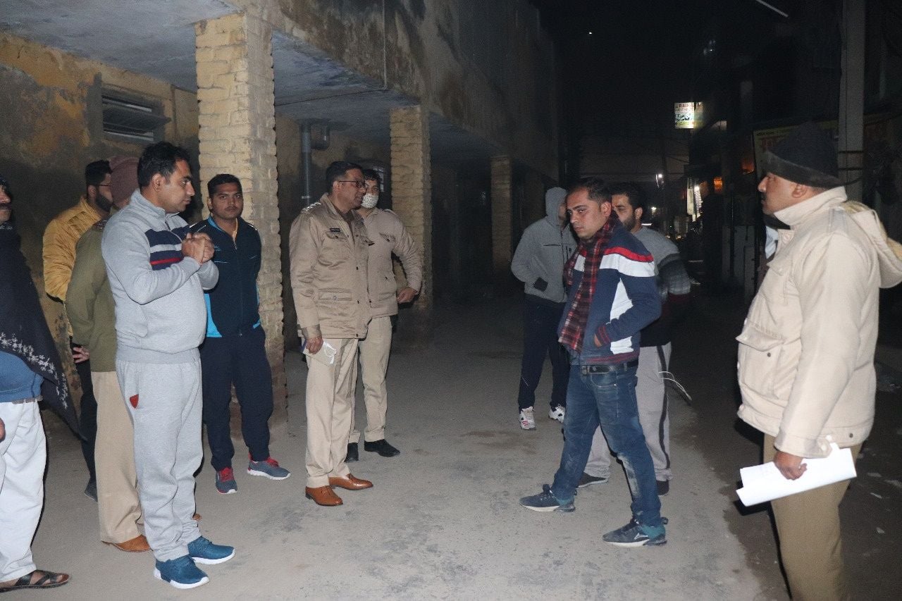 पुराने सिटी थाना एरिया में लूट के बाद मौके पर जानकारी लेती पुलिस। पुराने सिटी थाना एरिया में लूट के बाद मौके पर जानकारी लेती पुलिस।