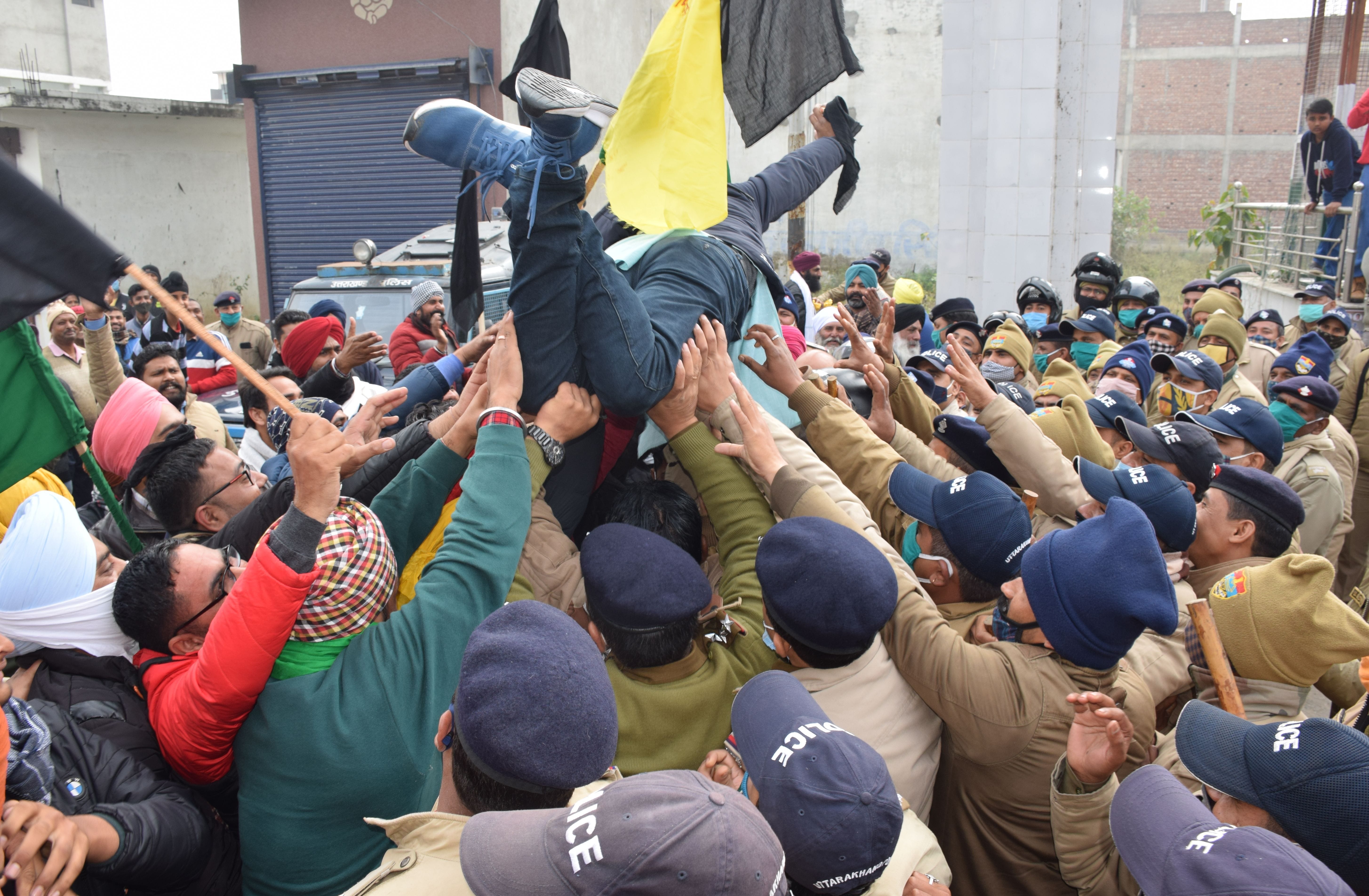 दिनेशपुर में प्रदर्शनकारी को इधर से उधर फेंकते पुलिस व प्रदर्शनकारी। दिनेशपुर में प्रदर्शनकारी को इधर से उधर फेंकते पुलिस व प्रदर्शनकारी।