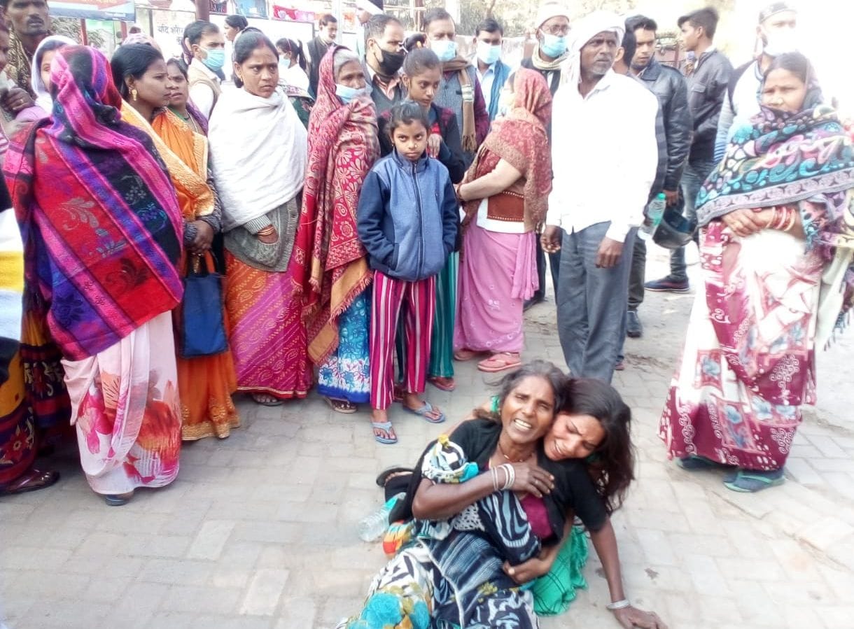 हाईवे पर शिवसिंहखेड़ा के पास हादसे में आशा साहू की मौत पर पोस्टमार्टम हाउस में बिलखते परिजन । हाईवे पर शिवसिंहखेड़ा के पास हादसे में आशा साहू की मौत पर पोस्टमार्टम हाउस में बिलखते परिजन ।