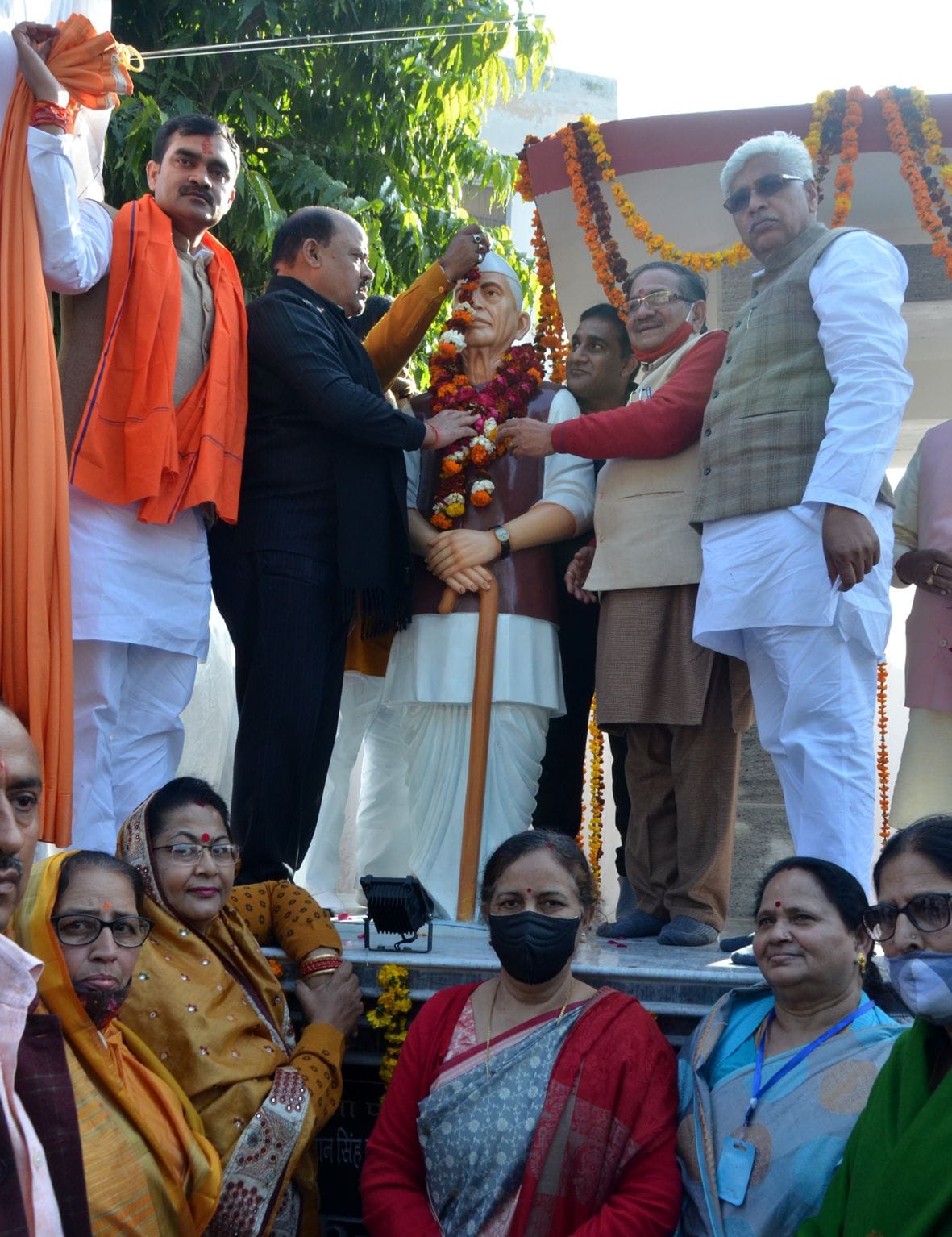 जिला पंचायत में परिसर में पूर्व प्रधानमंत्री चौधरी चरण सिंह की प्रतिमा का लोकार्पण करते ब्रज क्? जिला पंचायत में परिसर में पूर्व प्रधानमंत्री चौधरी चरण सिंह की प्रतिमा का लोकार्पण करते ब्रज क्?