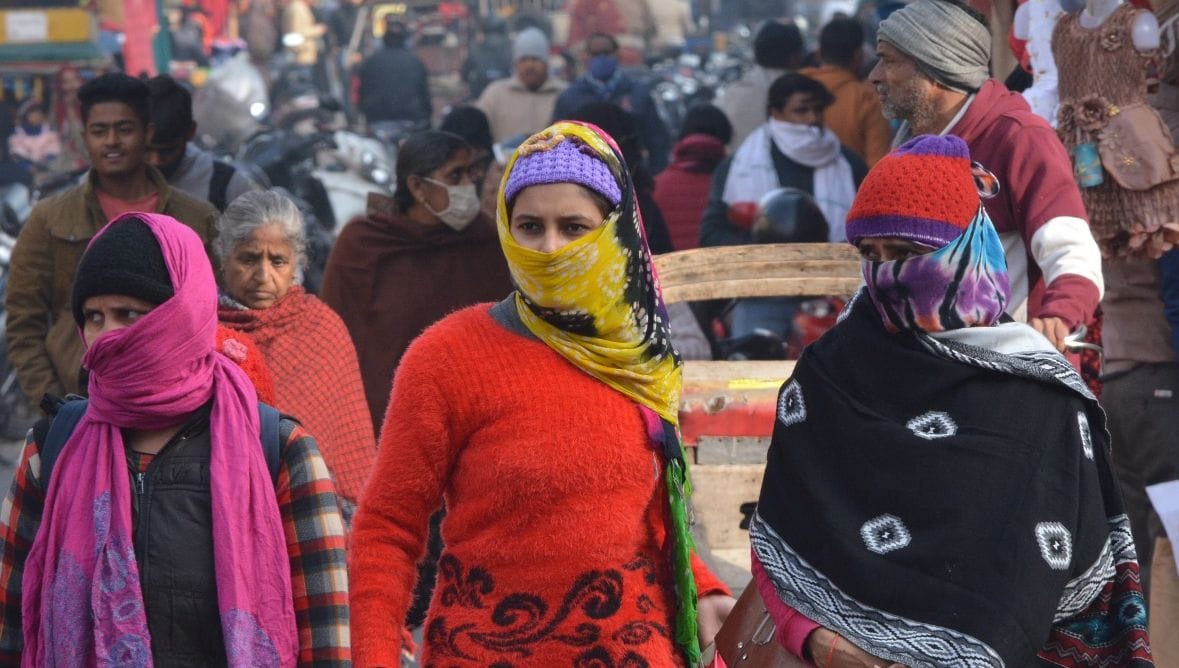 दोपहर में खिली धूप में खरीददारी के लिए बाजार में रही चहल पहल। दोपहर में खिली धूप में खरीददारी के लिए बाजार में रही चहल पहल।