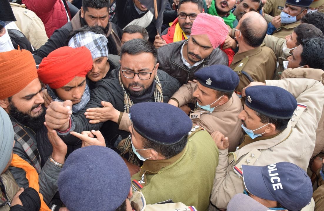 दिनेशपुर गुरुद्वारे के मुख्य द्वार पर पुलिस से नोंकझोंक करते किसान। दिनेशपुर गुरुद्वारे के मुख्य द्वार पर पुलिस से नोंकझोंक करते किसान।