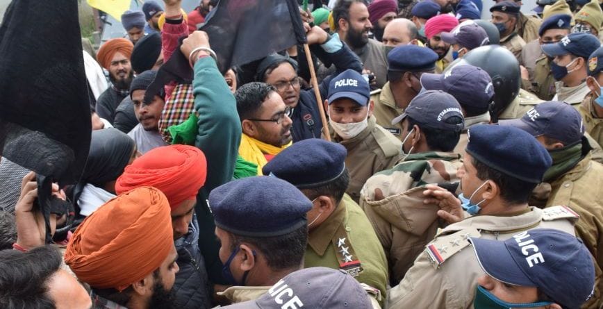 दिनेशपुर गुरुद्वारे के मुख्य गेट पर किसानों को रोकती पुलिस। दिनेशपुर गुरुद्वारे के मुख्य गेट पर किसानों को रोकती पुलिस।