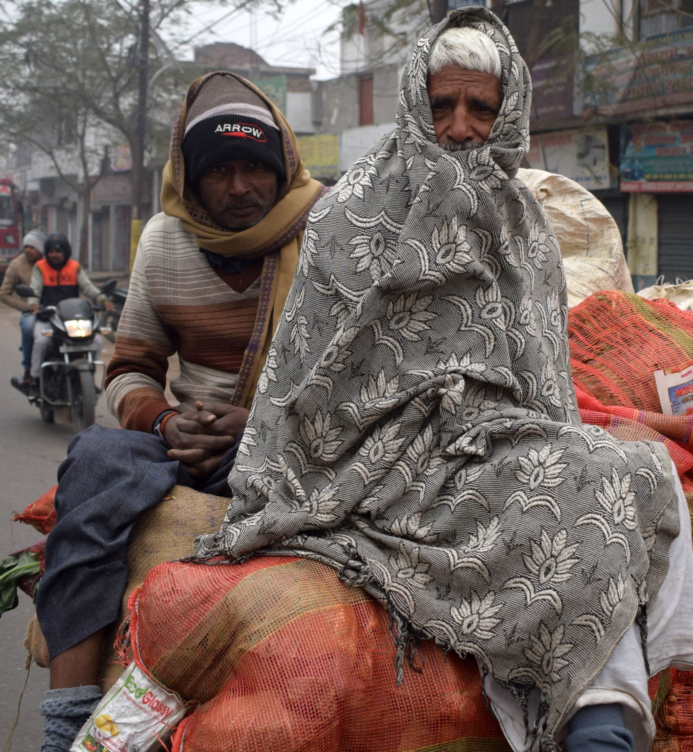 फोटो-5-सोल्जर बोर्ड चौराहे पर बोगी पर ठिठुरकर जाते व्यापारी। संवाद फोटो-5-सोल्जर बोर्ड चौराहे पर बोगी पर ठिठुरकर जाते व्यापारी। संवाद