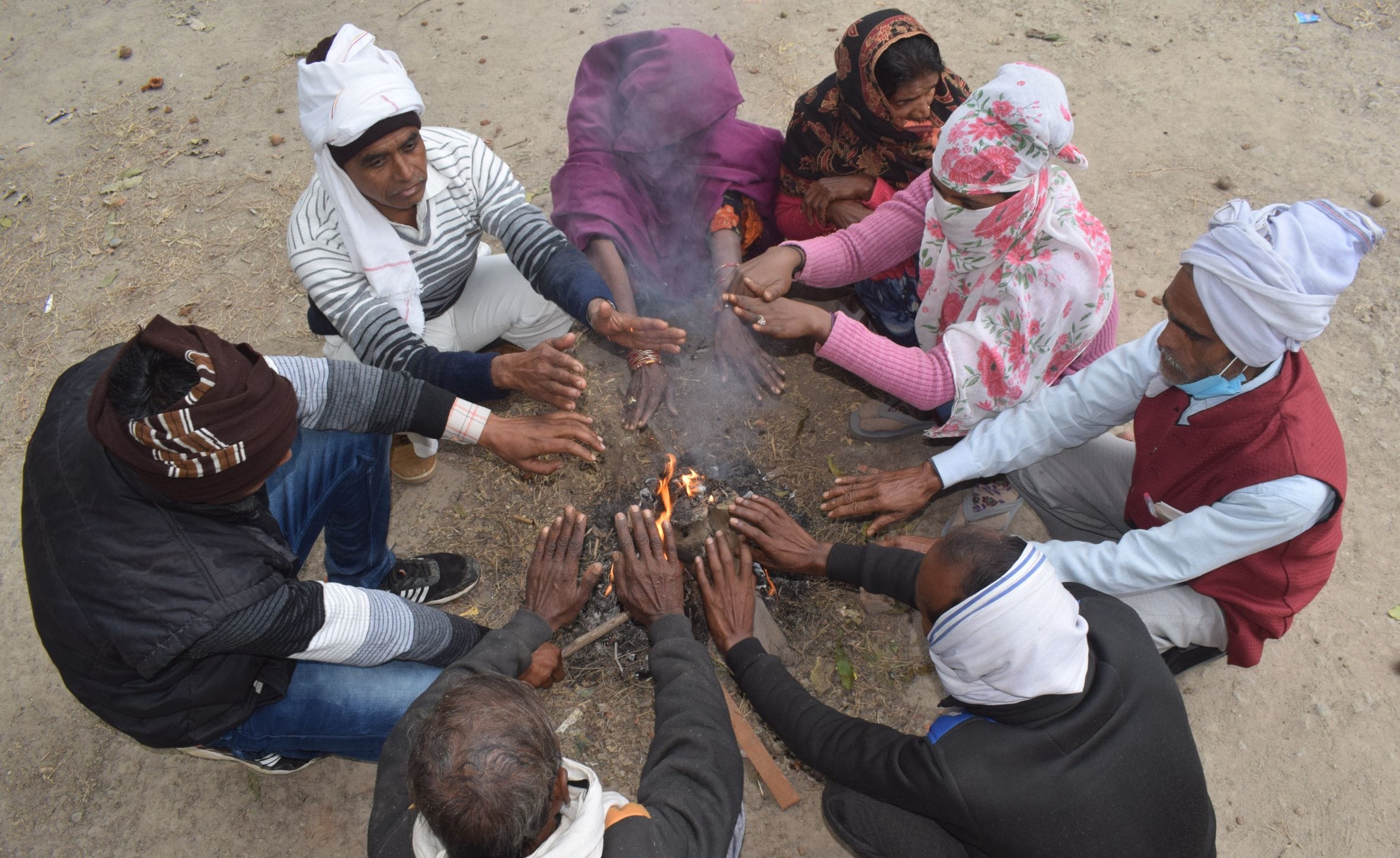 फोटो-6-कलक्ट्रेट परिसर में आग तापते लोग। संवाद फोटो-6-कलक्ट्रेट परिसर में आग तापते लोग। संवाद