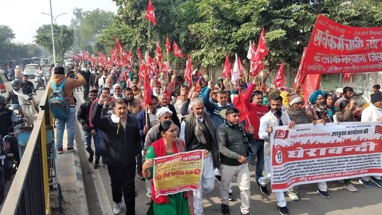 khaskhabar/किसानों ने आह्वान किया कि बुधवार को टोल टैक्स पर किसान कृषि कानूनों की कापियां जलाकर लोहड़ी के पर्व को मनाएंगे।कृषि कानूनों के विरोध में खटकड़ टोल पर संयुक्त किसान मोर्चा के आह्वान पर 18वें दिन भी किसानों का धरना जारी रहा। मंगलवार को धरने की अध्यक्षता लीला मोहनगढ़ छापड़ा ने की। धरना स्थल