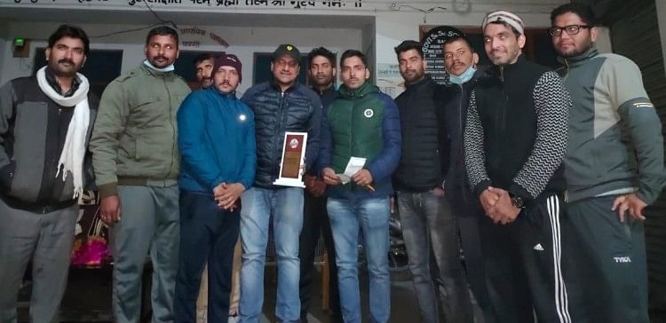 बैडमिंटन सिंगल में रत्न बने विजेता बग्गी में आयोजित बैडमिंटन प्रतियोगिता में विजेता, उपविजेता प्रतिभागी।
