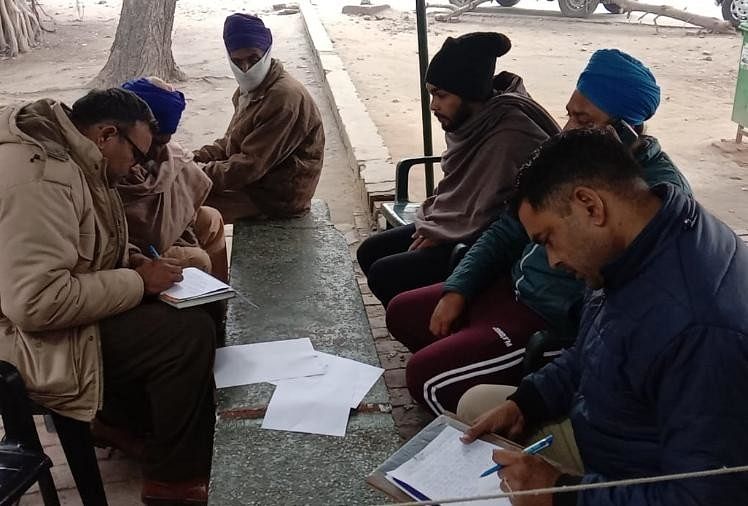 कृषि कानून के विरोध में पंजाब के किसान ने दी जान, सुसाइड नोट में किसानों से अपील- जीत कर ही लौटना सोनीपत में किसान की मौत के बाद जांच करती पुलिस।