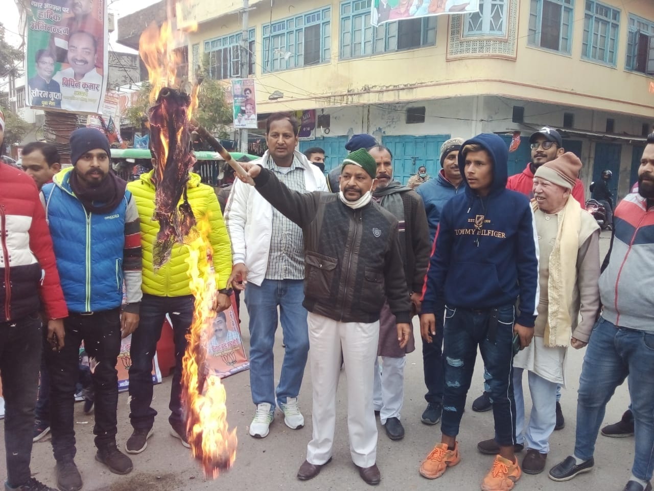 टनकपुर में भाजपा प्रदेश अध्यक्ष का पुतला दहन करते कांग्रेस कार्यकर्ता। टनकपुर में भाजपा प्रदेश अध्यक्ष का पुतला दहन करते कांग्रेस कार्यकर्ता।