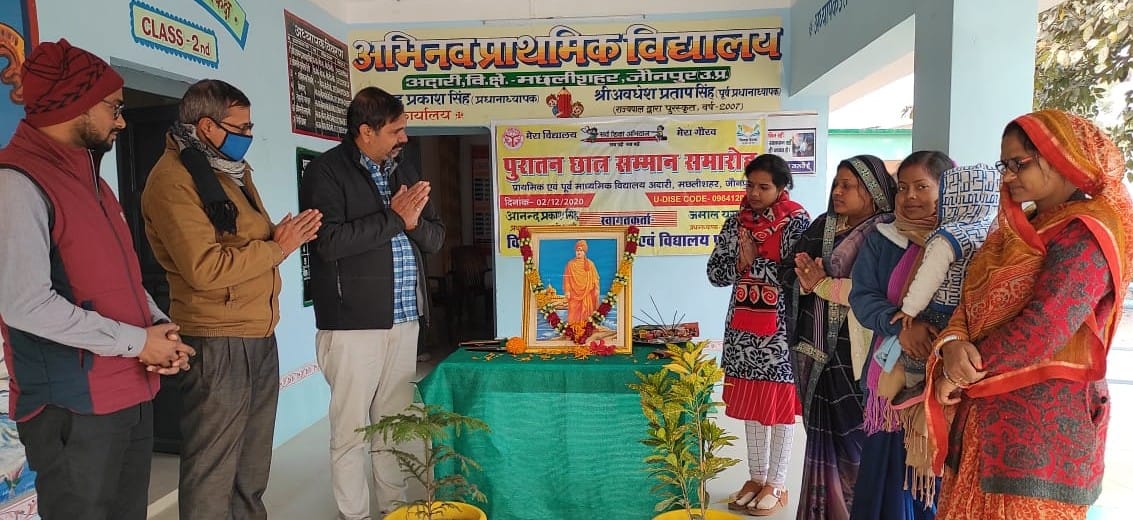 मीरगंज क्षेत्र के अदारी प्राथमिक विद्यालय पर स्वामी विवेकानंद की जयंती मनाते शिक्षक।