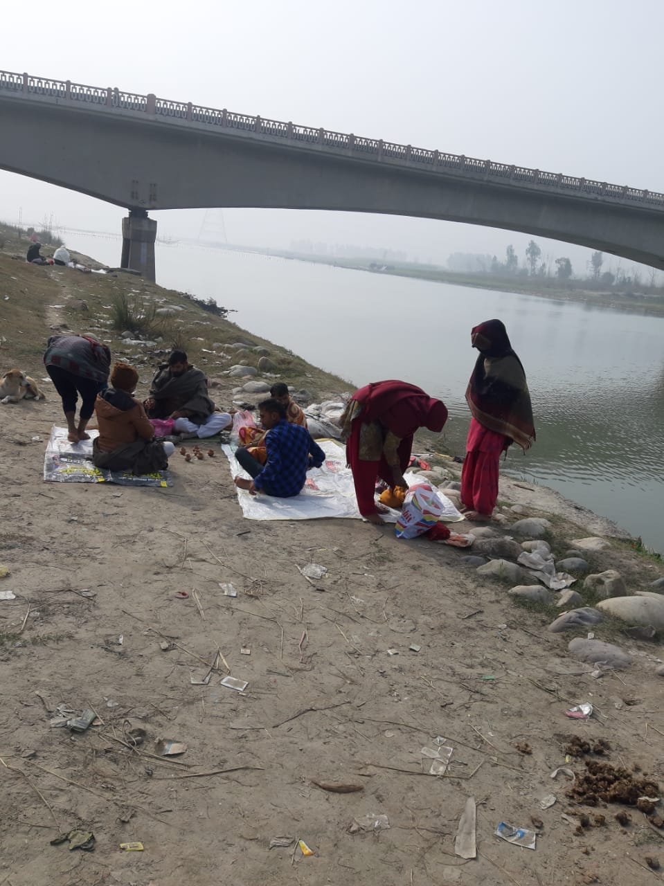 अमावस्या पर कैराना में यमुना नदी पर स्नान के लिए पहुचे श्रद्घालु अमावस्या पर कैराना में यमुना नदी पर स्नान के लिए पहुचे श्रद्घालु