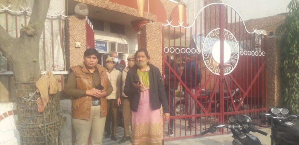 अस्पताल के बाहर खड़ी पुलिस टीम।