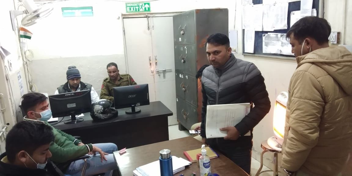  सामान्य अस्पताल में पहुंचे घायल पुलिस कर्मी।
