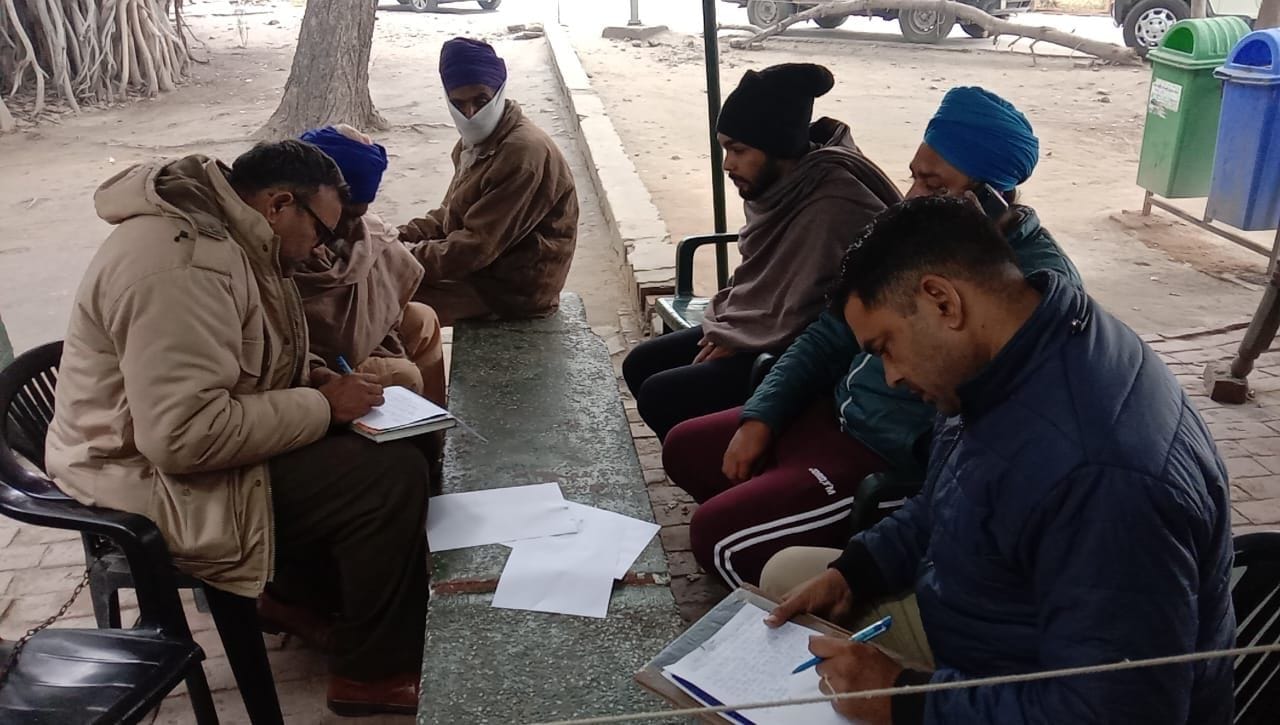 सामान्य अस्पताल में पोस्टमार्टम के लिए कार्रवाई करती पुलिस। संवाद सामान्य अस्पताल में पोस्टमार्टम के लिए कार्रवाई करती पुलिस। संवाद