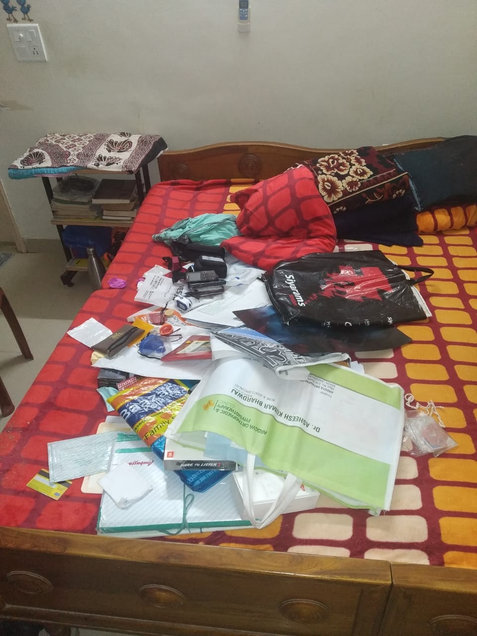 बजाज पावर प्लांट के अंदर रहने वाले अधिकारियों के घर में चोरी के बाद बिखरा पड़ा सामान बजाज पावर प्लांट के अंदर रहने वाले अधिकारियों के घर में चोरी के बाद बिखरा पड़ा सामान